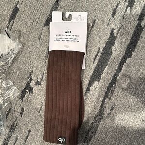 ALO Yoga Unisex Scrunch Sock in Rich Brown